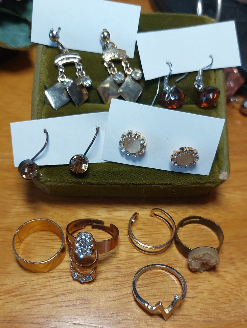 Gold-Tone Women's Rings And Earrrings 9pc Lot